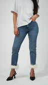 Denim + plumas blancas